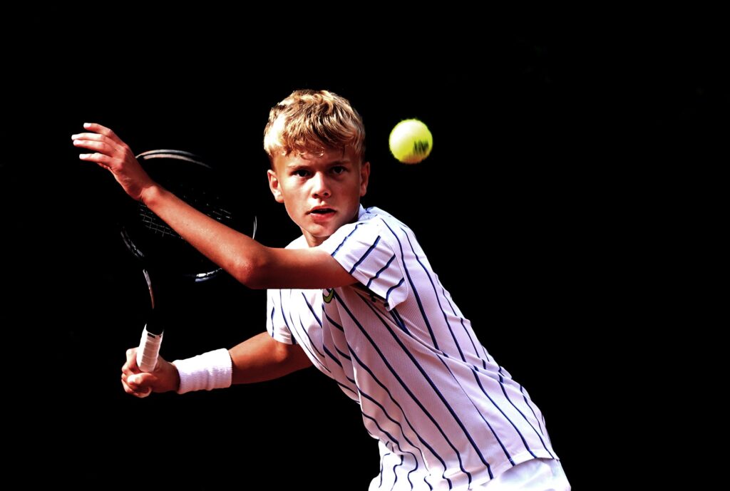 少年がテニスをしている